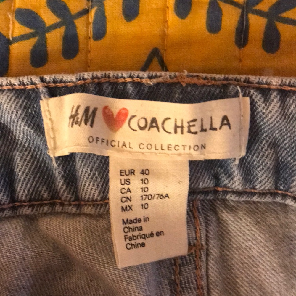 Distressed mom jeans - Picture 2 of 2